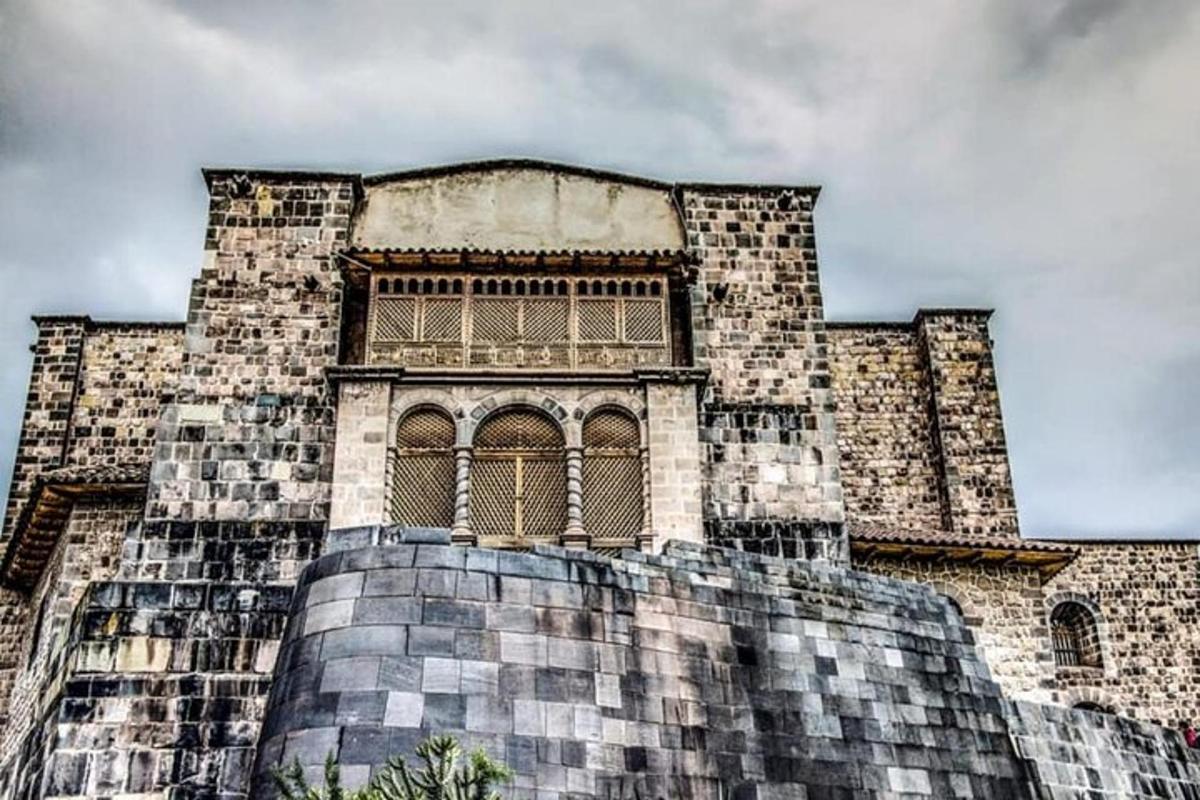 un grande edificio in pietra con finestre in cima