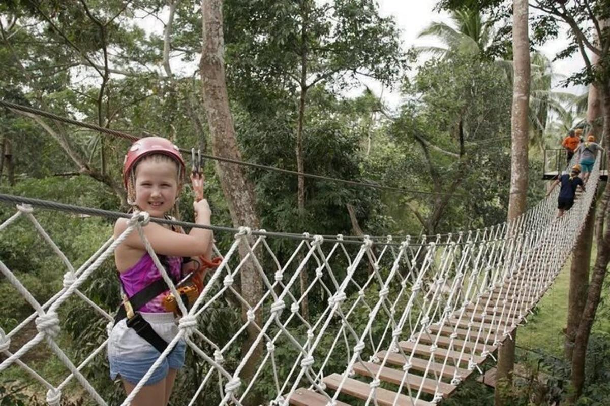 ein junges Mädchen auf einer Hängebrücke im Dschungel