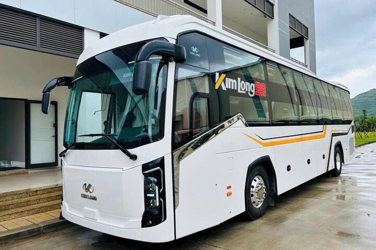 bílý autobus zaparkovaný před budovou