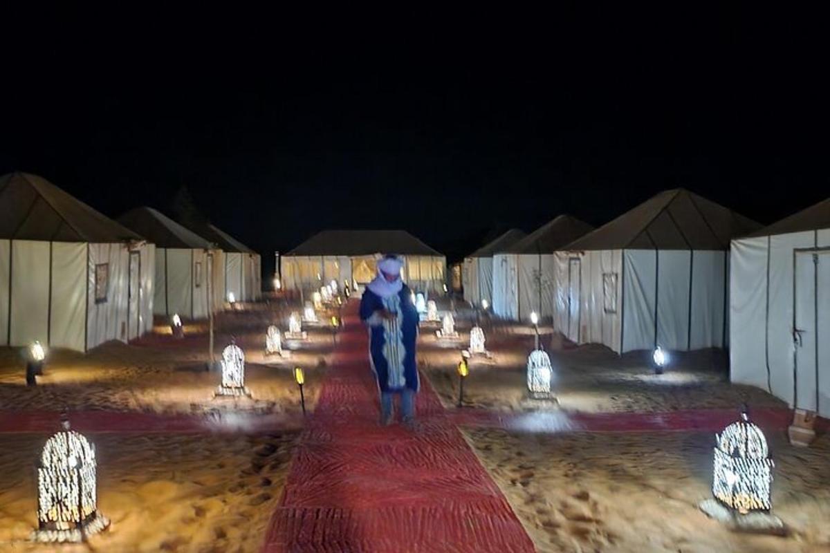 una persona parada frente a un grupo de luces