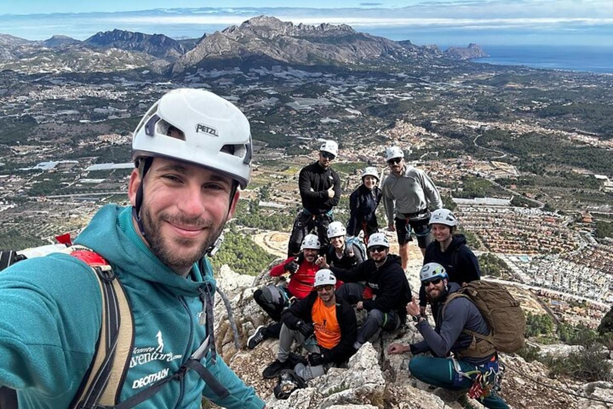 um grupo de pessoas sentadas no topo de uma montanha