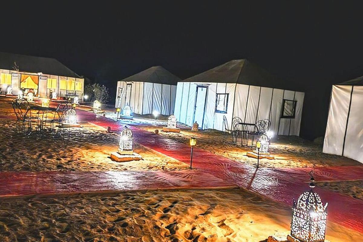 hópur tjalda með ljósum að nóttu til