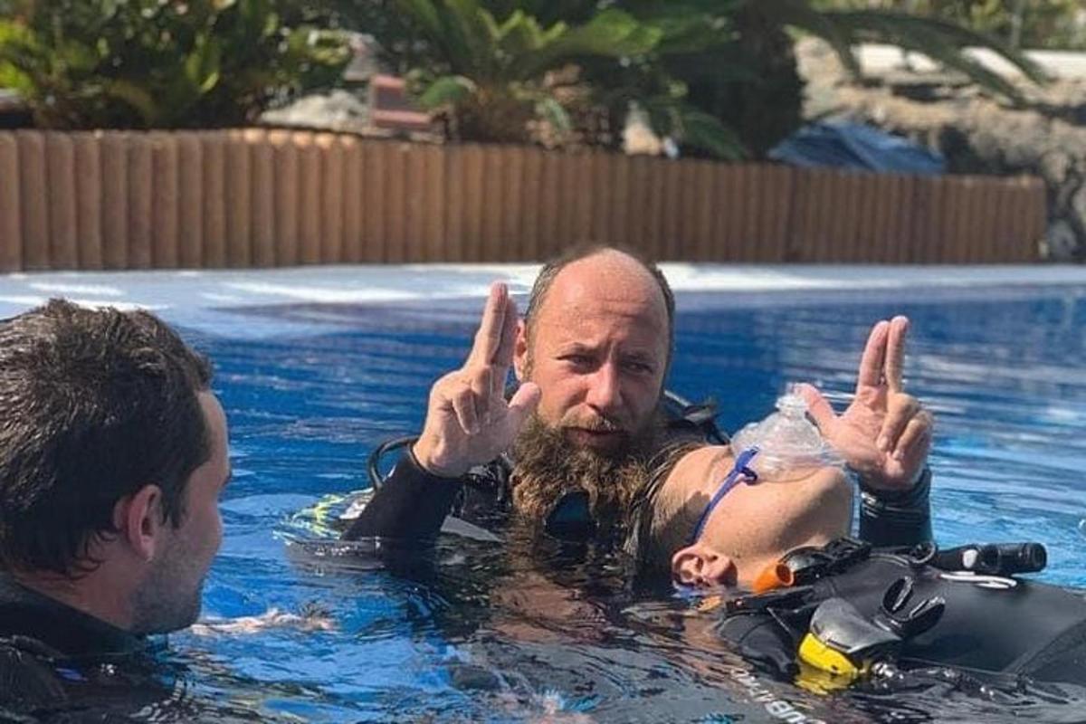 Mees basseinis rahumärki andmas