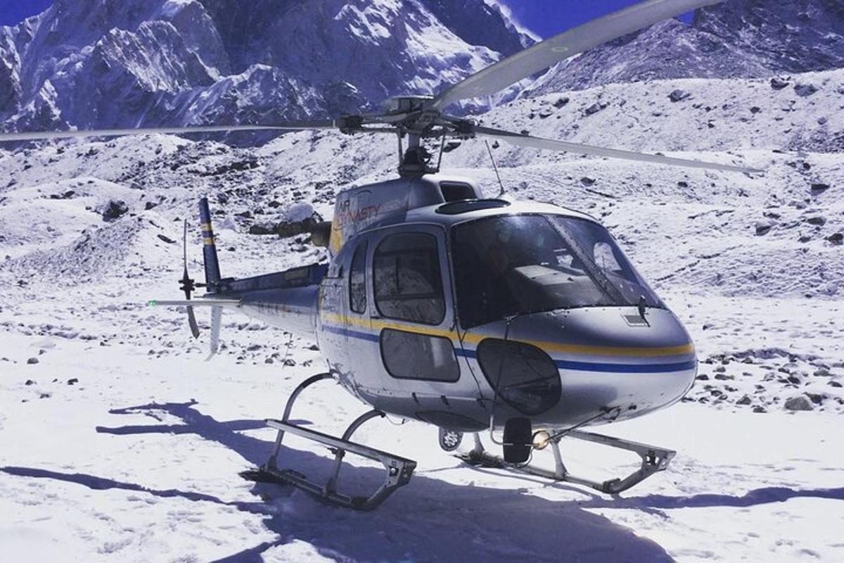 helikopter jest zaparkowany na ośnieżonej górze