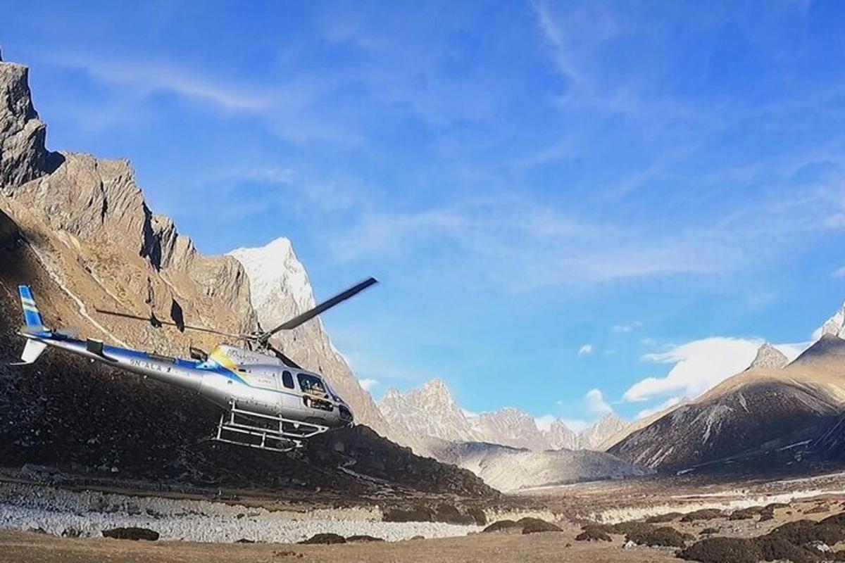 helikopter leci nad pasmem górskim