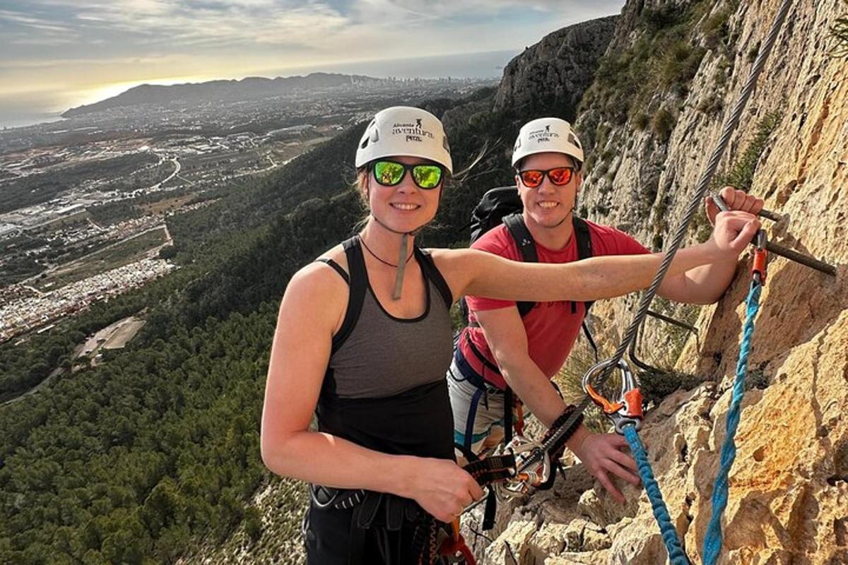 duas pessoas em pé no topo de uma montanha