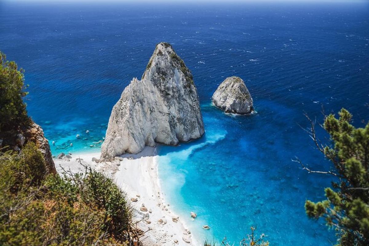 μια παραλία με δύο μεγάλους βράχους στον ωκεανό
