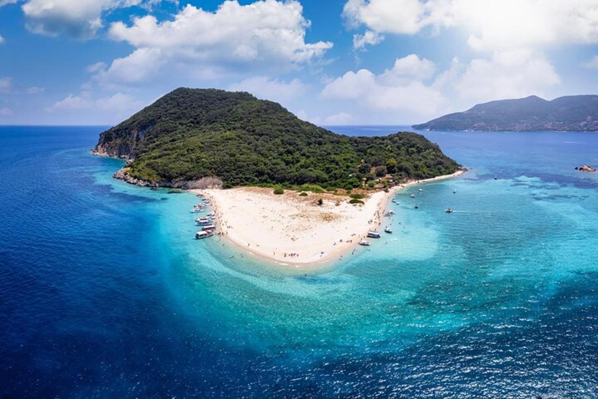 ένα νησί στον ωκεανό με αμμώδη παραλία