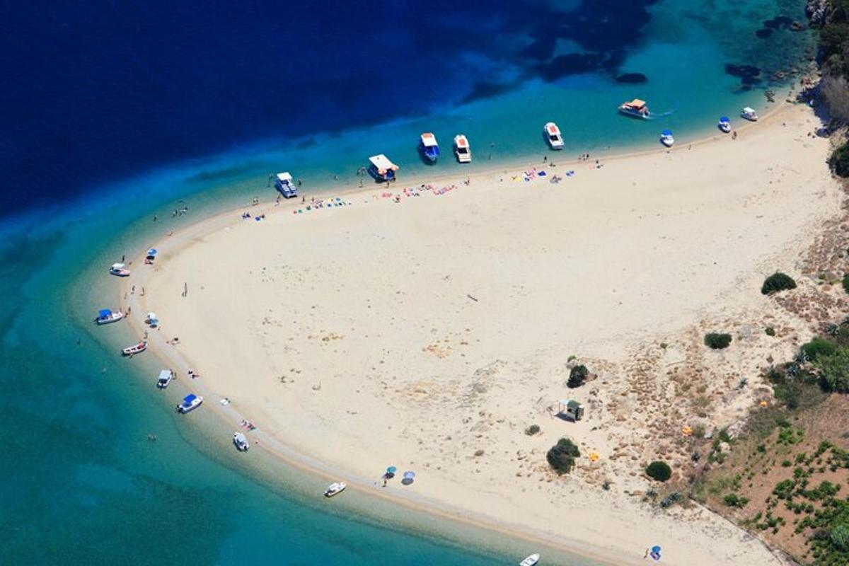 Μια εναέρια άποψη μιας παραλίας με μια ομάδα ανθρώπων