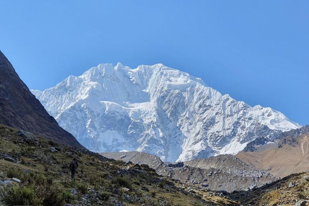 zasnežena gora sredi doline