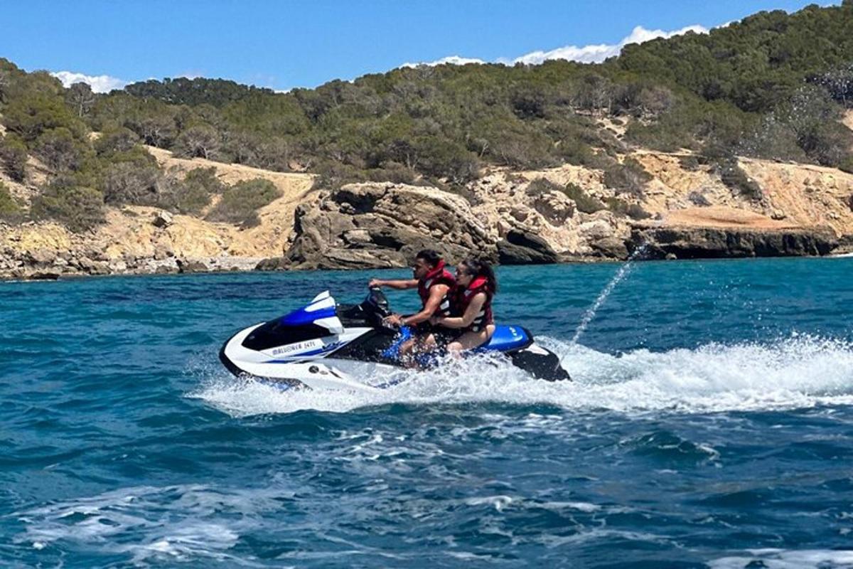 Suda jet ski kullanan bir adam