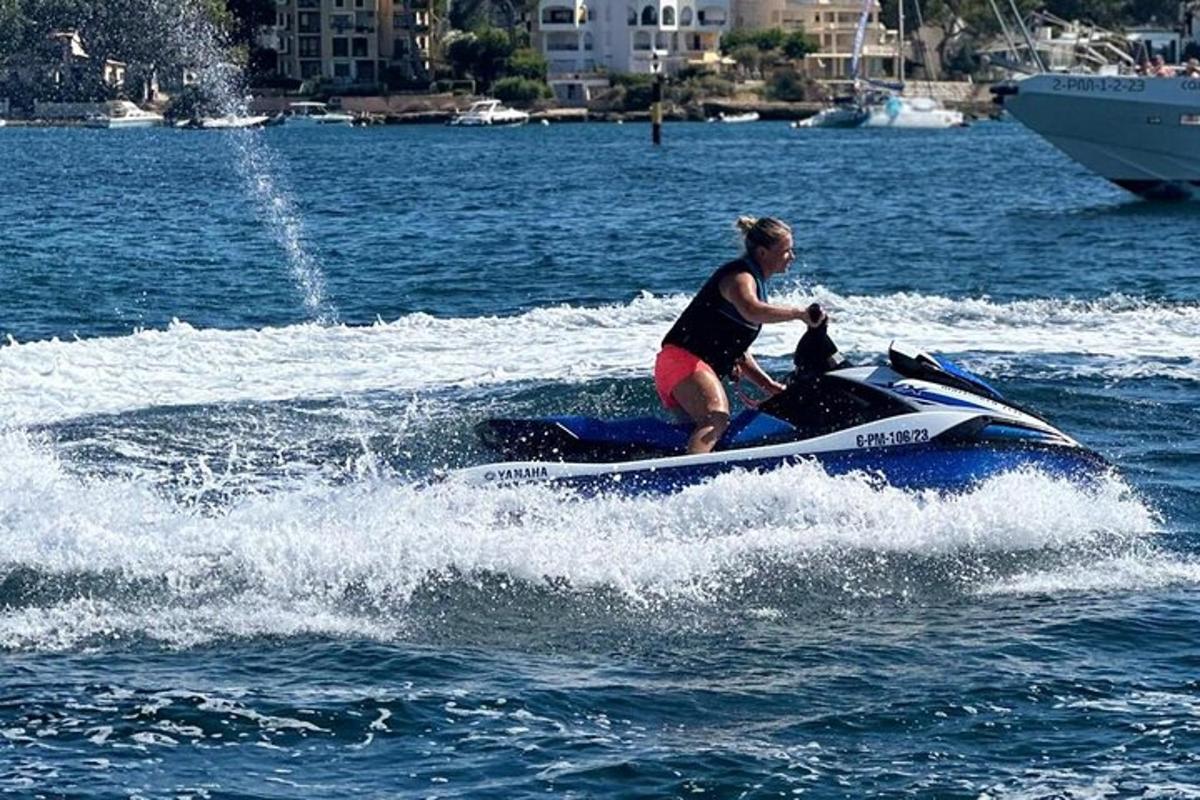 suda jet ski üzerinde bir kadın