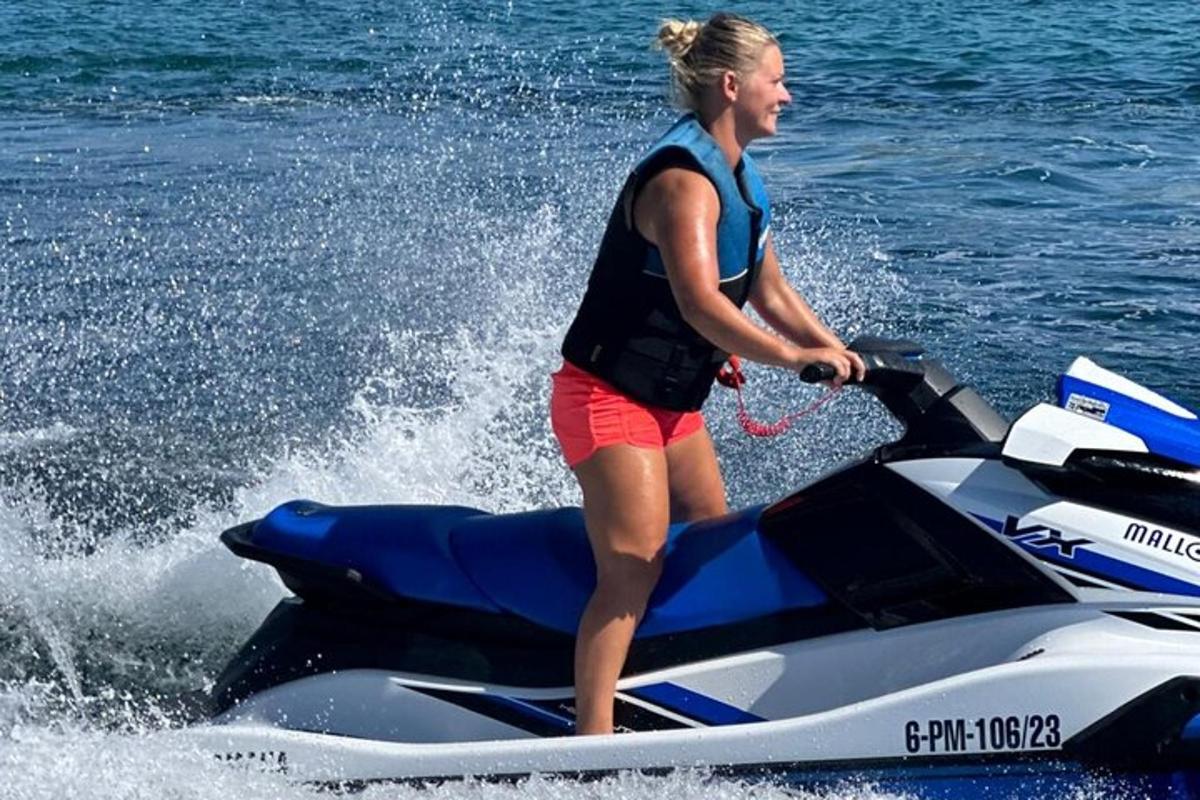 suda jet ski üzerinde bir kadın