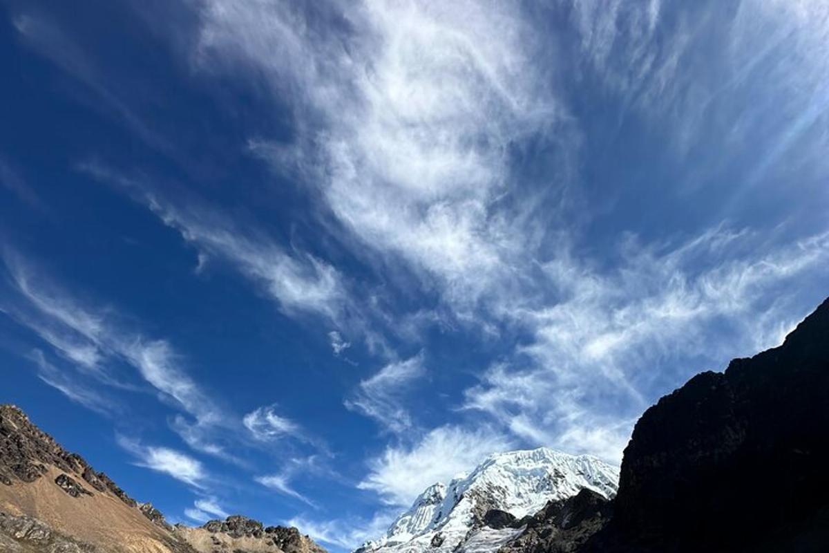 جبل مغطى بالثلوج تحت سماء غائمة