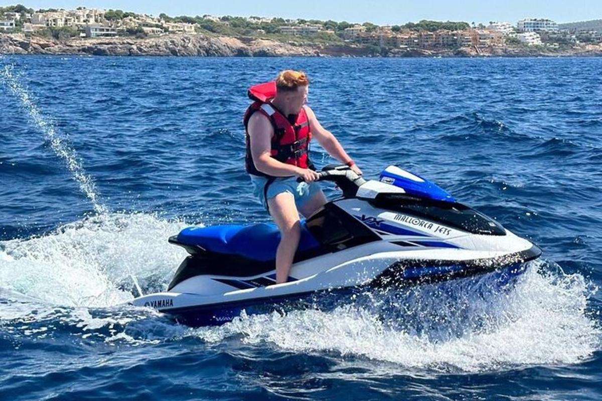 Suda jet ski kullanan bir adam