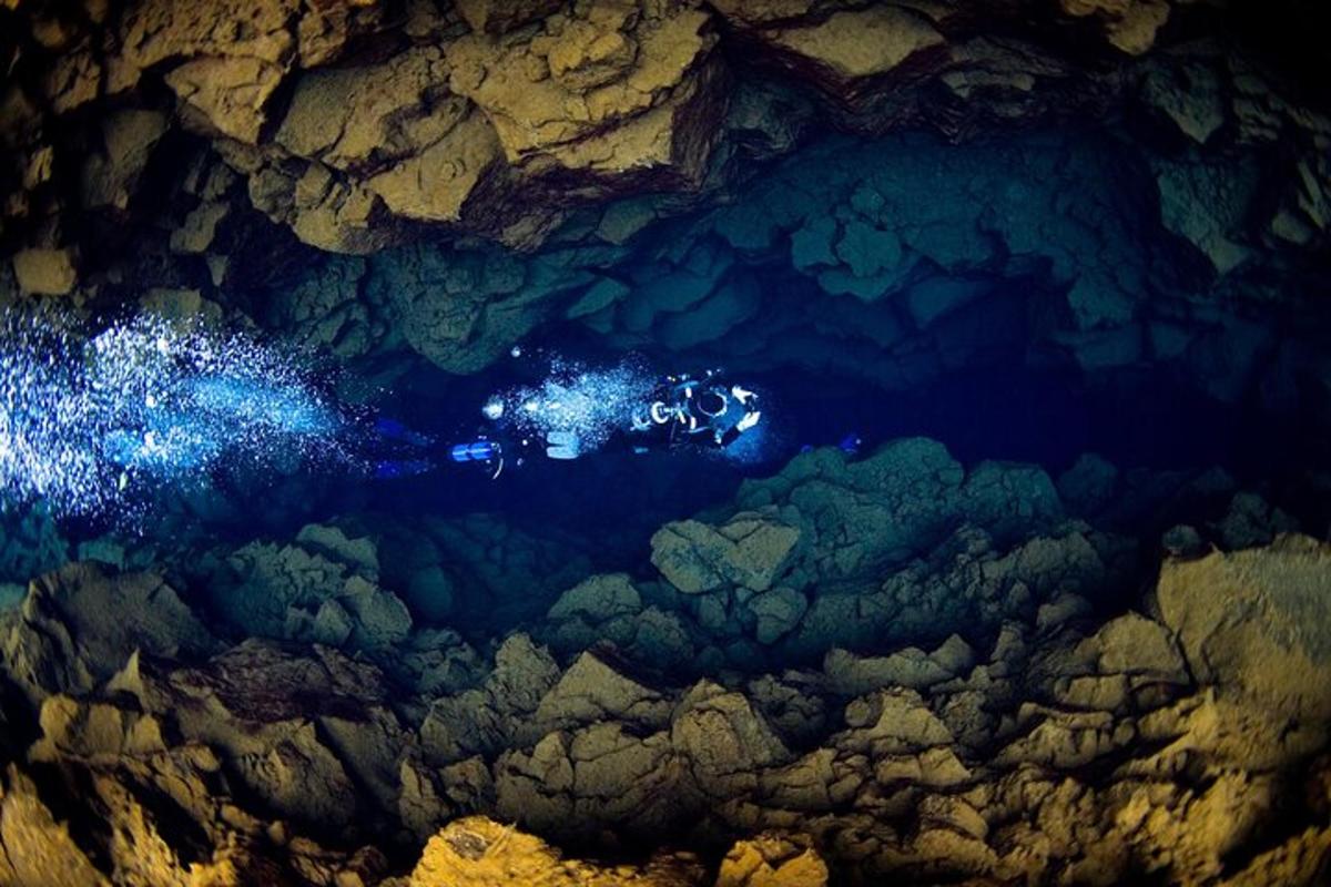 eine Person, die in einer Höhle im Wasser schwimmt