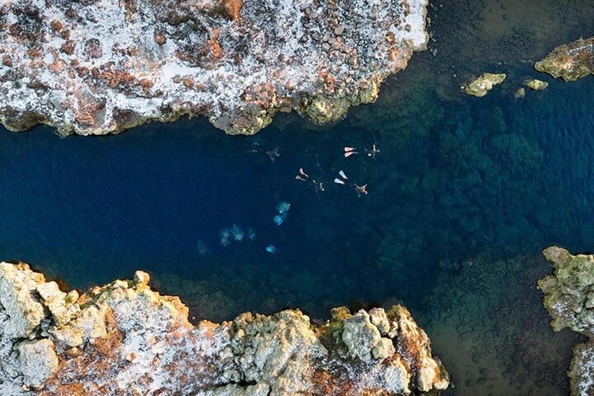 zračni pogled na vodno telo ob skalah
