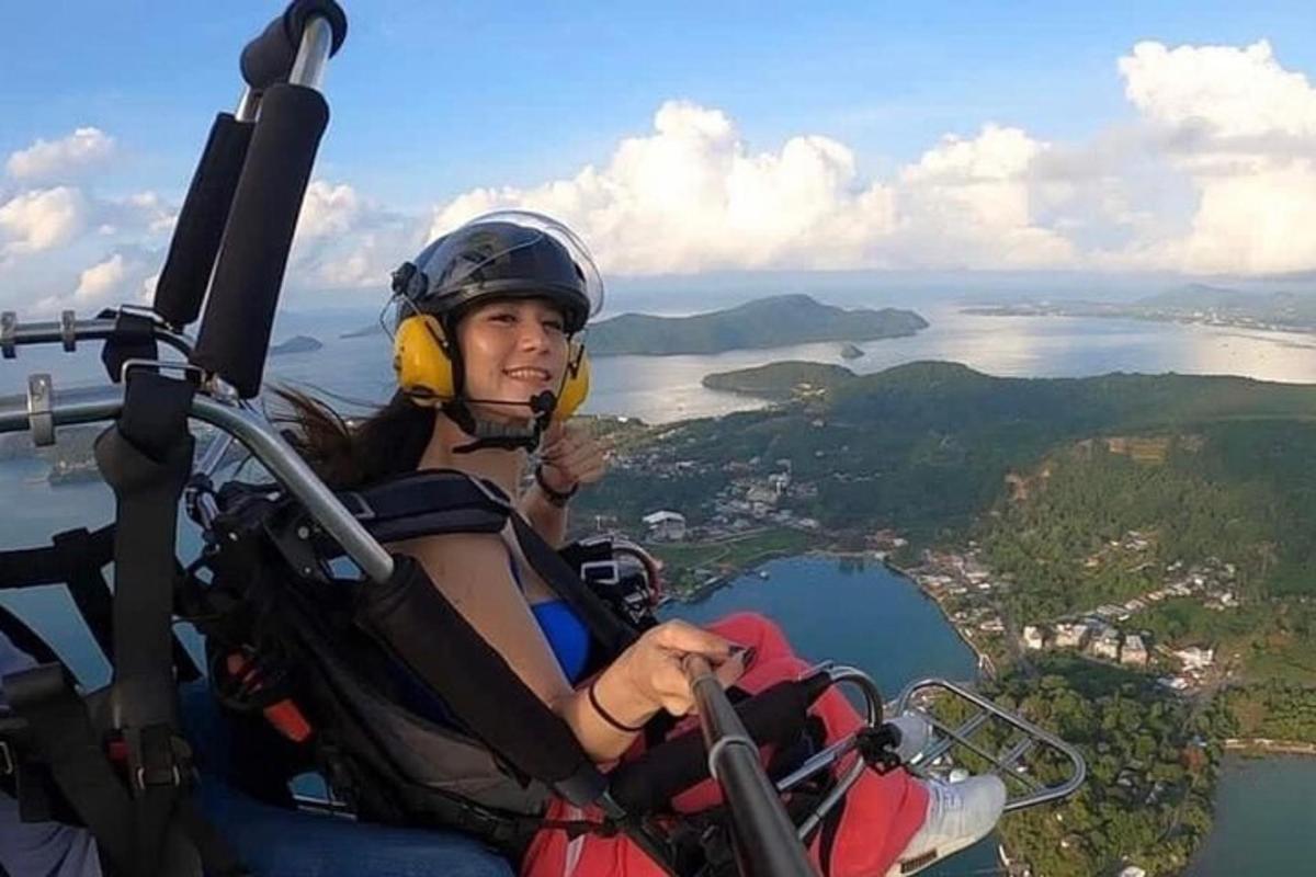 una dona amb casc volant en un helicòpter