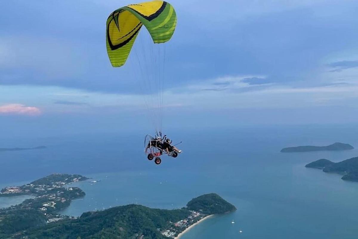una persona volant per l'aire amb un paracaigudes