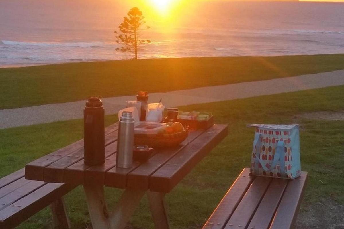 miza za piknik s svečami na plaži