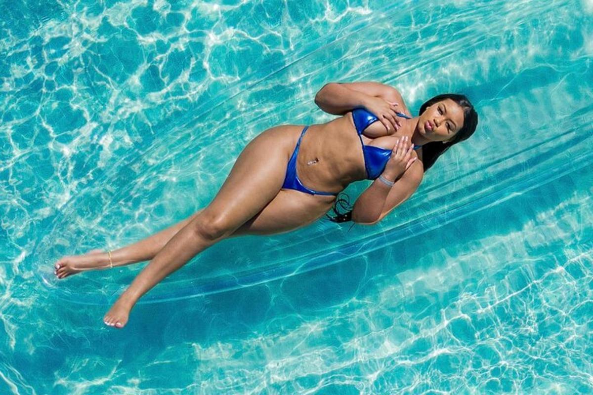 uma mulher de biquíni azul deitada em uma piscina