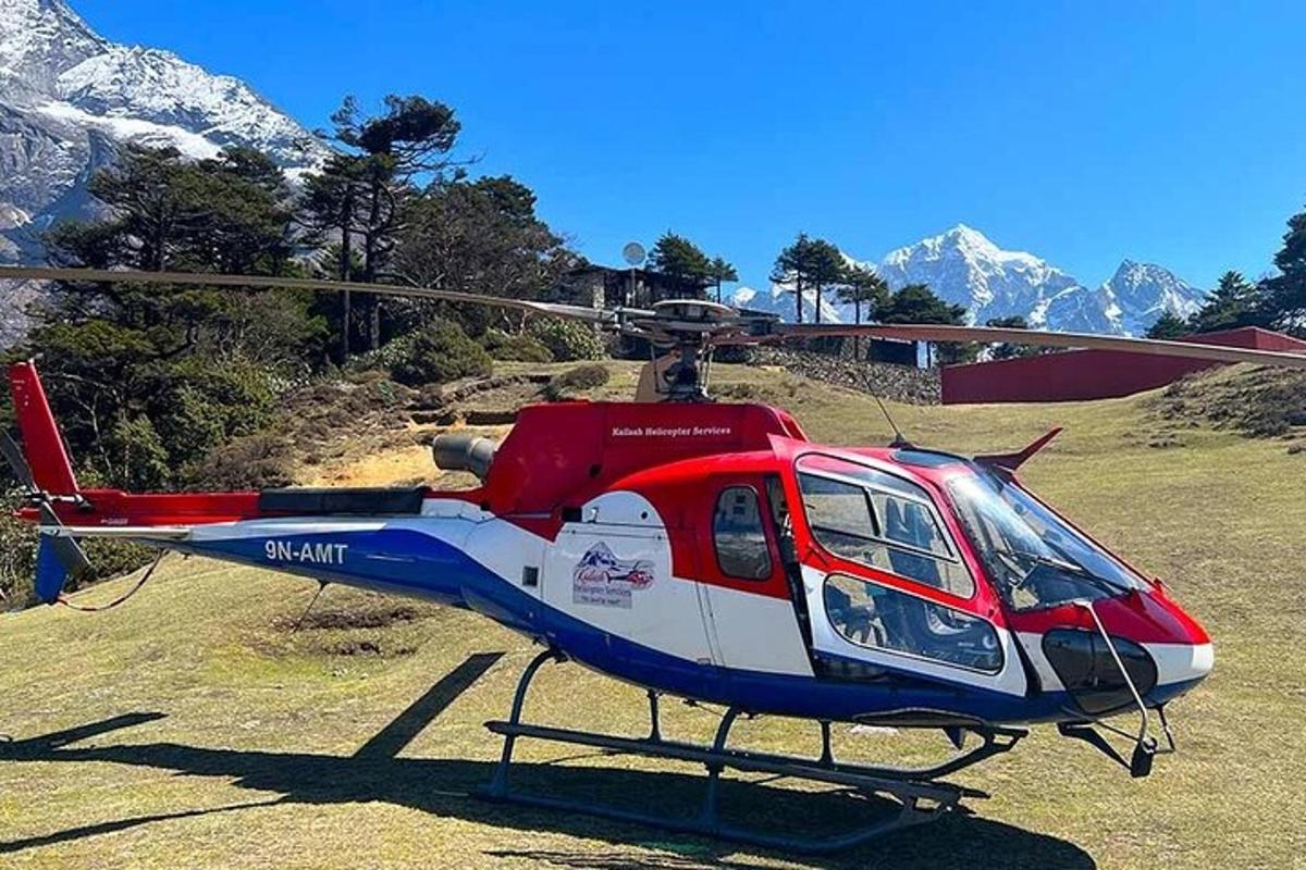 bir tarlada park edilmiş kırmızı, beyaz ve mavi bir helikopter