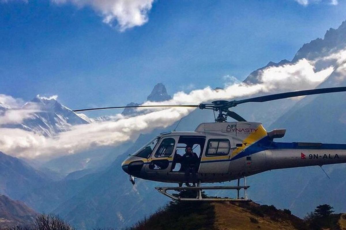 bir helikopter bir dağın üzerinden uçuyor