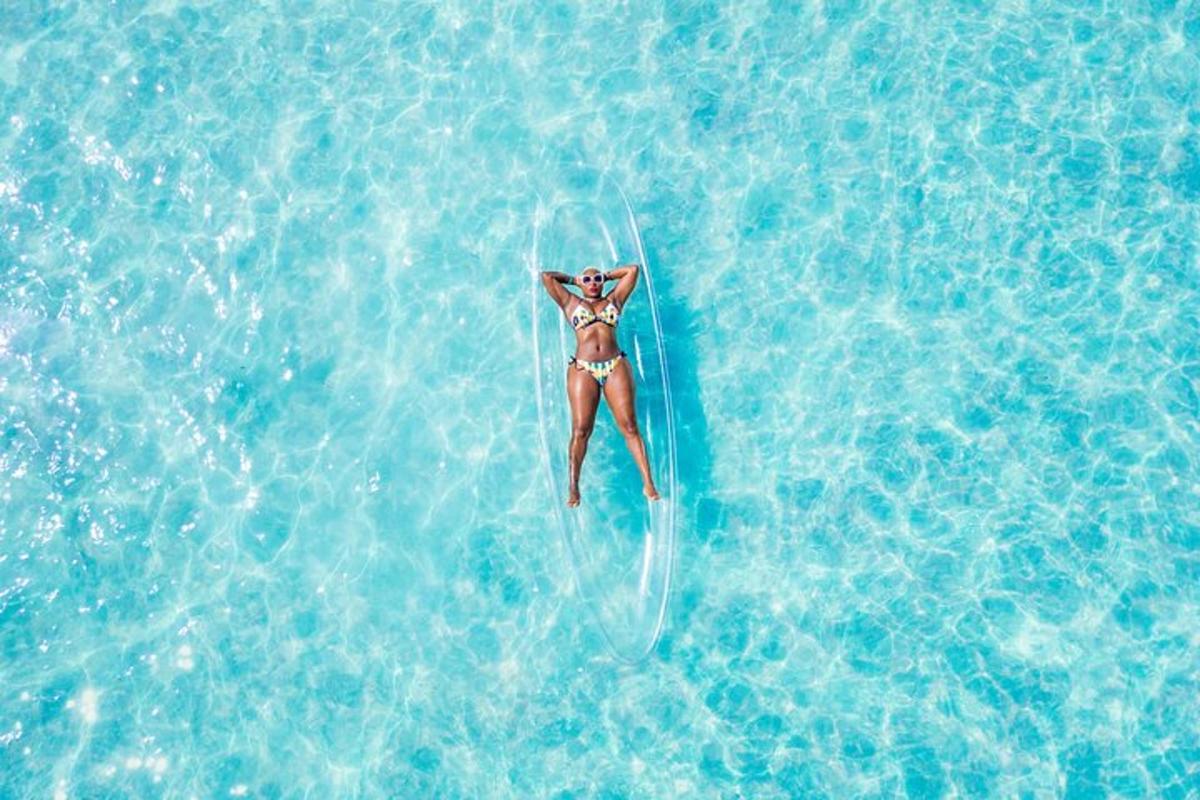 uma mulher de biquíni em uma prancha de surfe na água