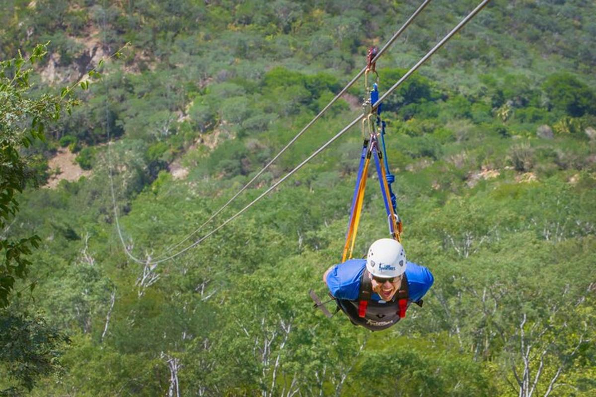 una persona con un casco appesa a un paracadute