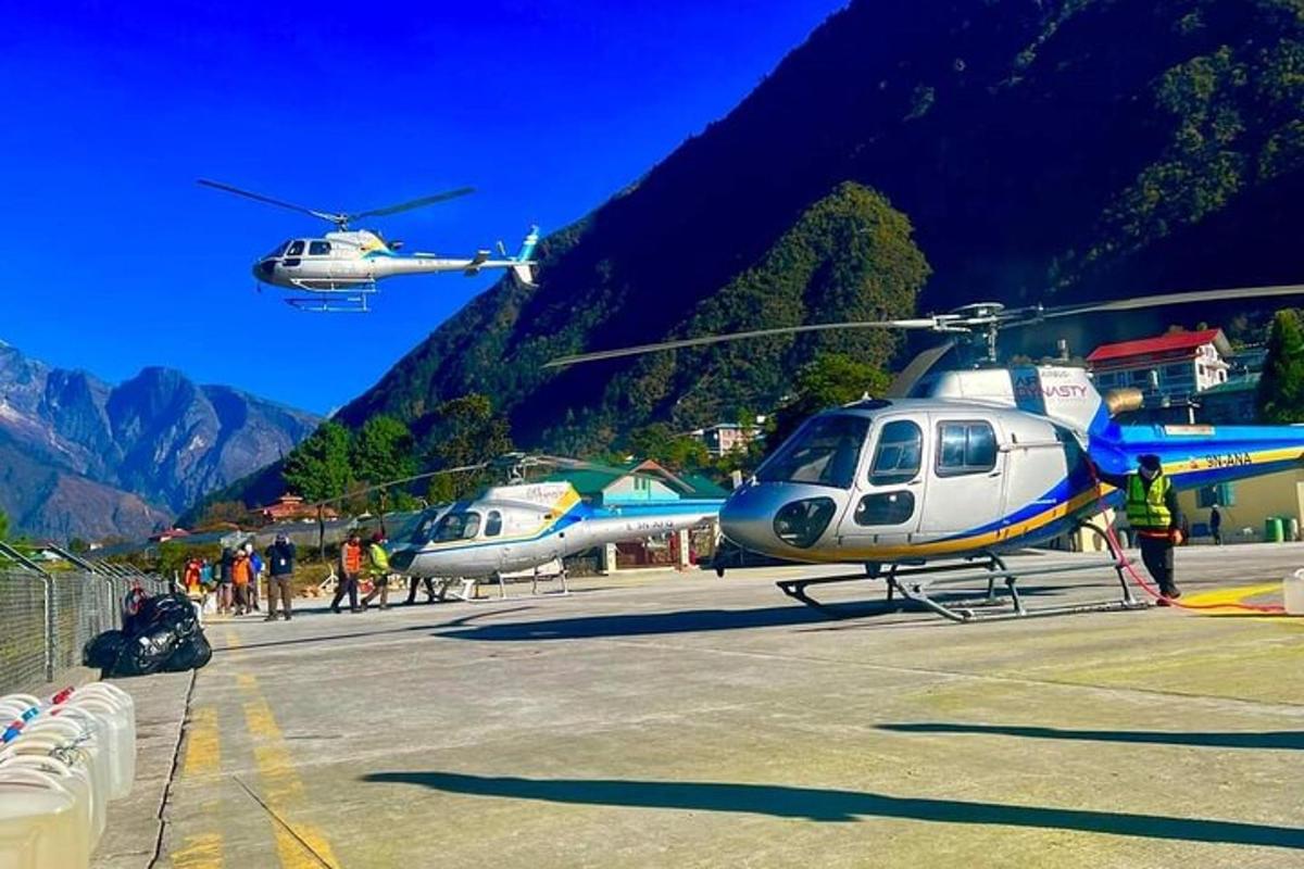 Un par de helicópteros estacionados en un estacionamiento.