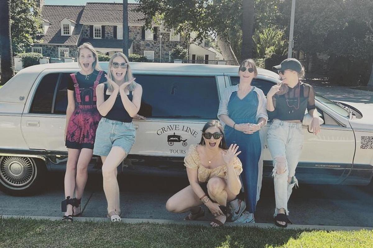 un gruppo di donne in piedi davanti a un'auto