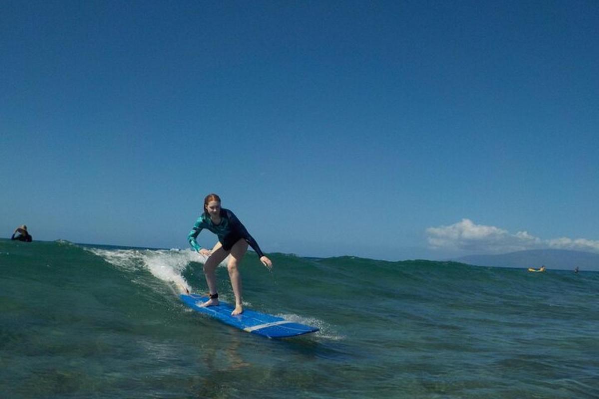 žena jedoucí na vlně na surfovém prkně v oceánu