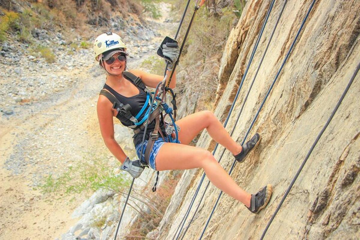 una donna sta scalando una scogliera