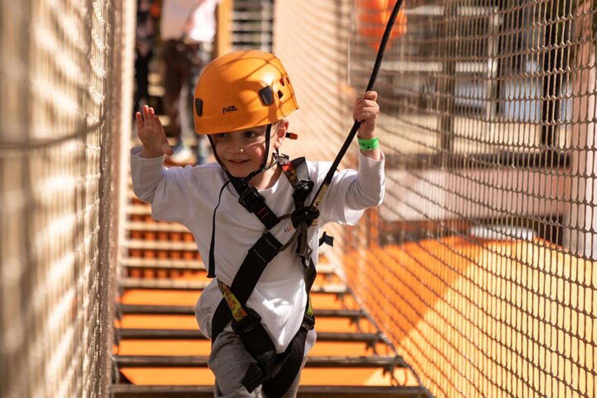 chlapec v oranžové helmě na zip line