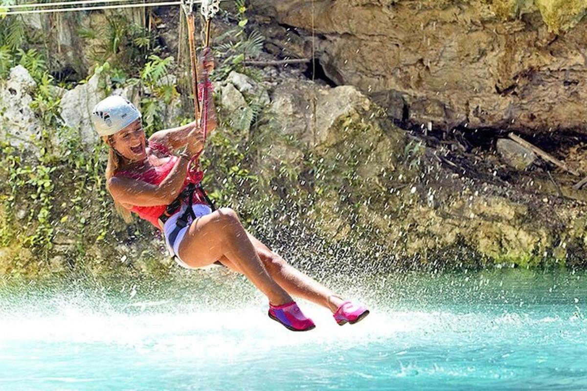 eine Frau springt auf einem Floß ins Wasser