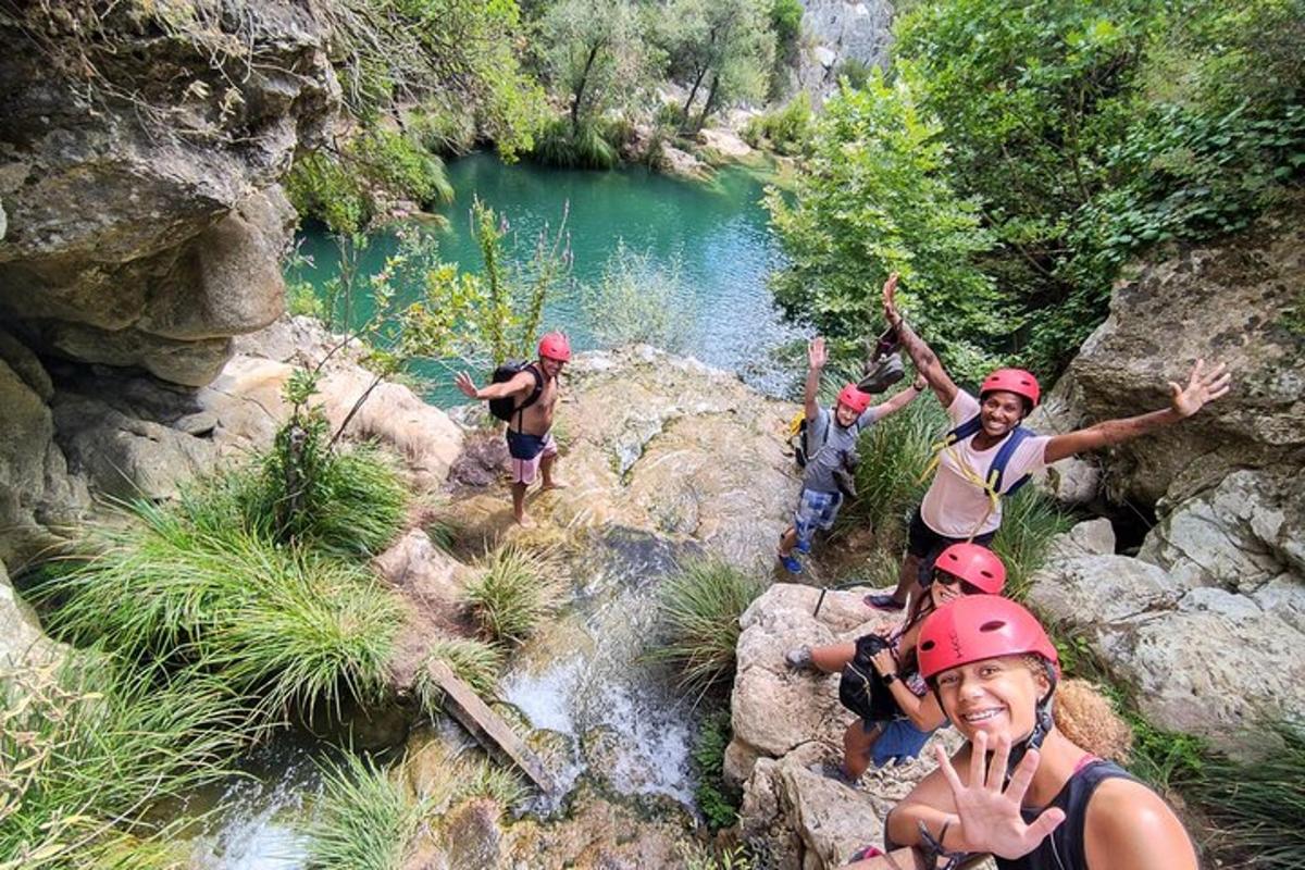 eine Gruppe von Menschen auf einem Floß in einem Fluss