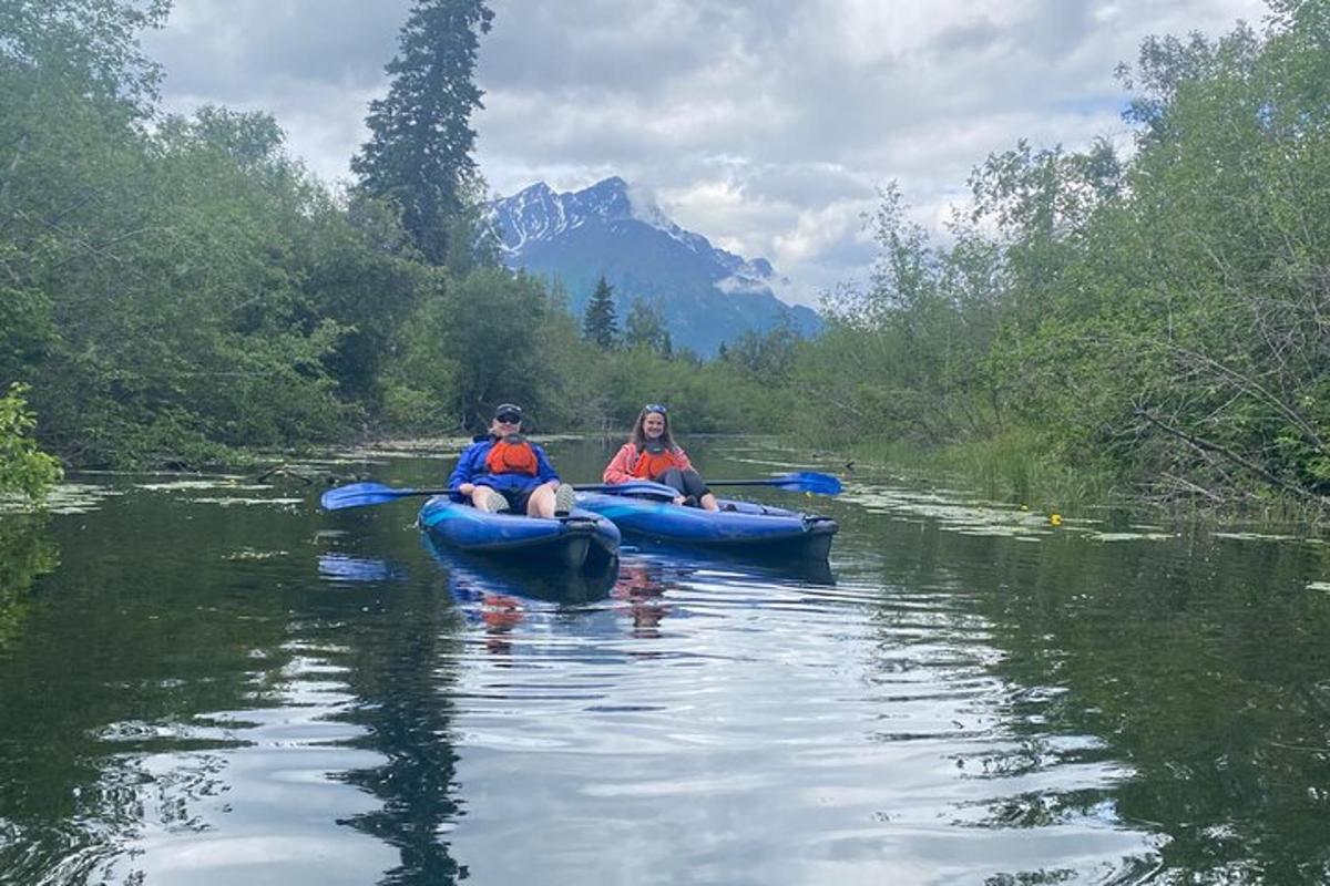 due persone stanno andando in kayak su un fiume