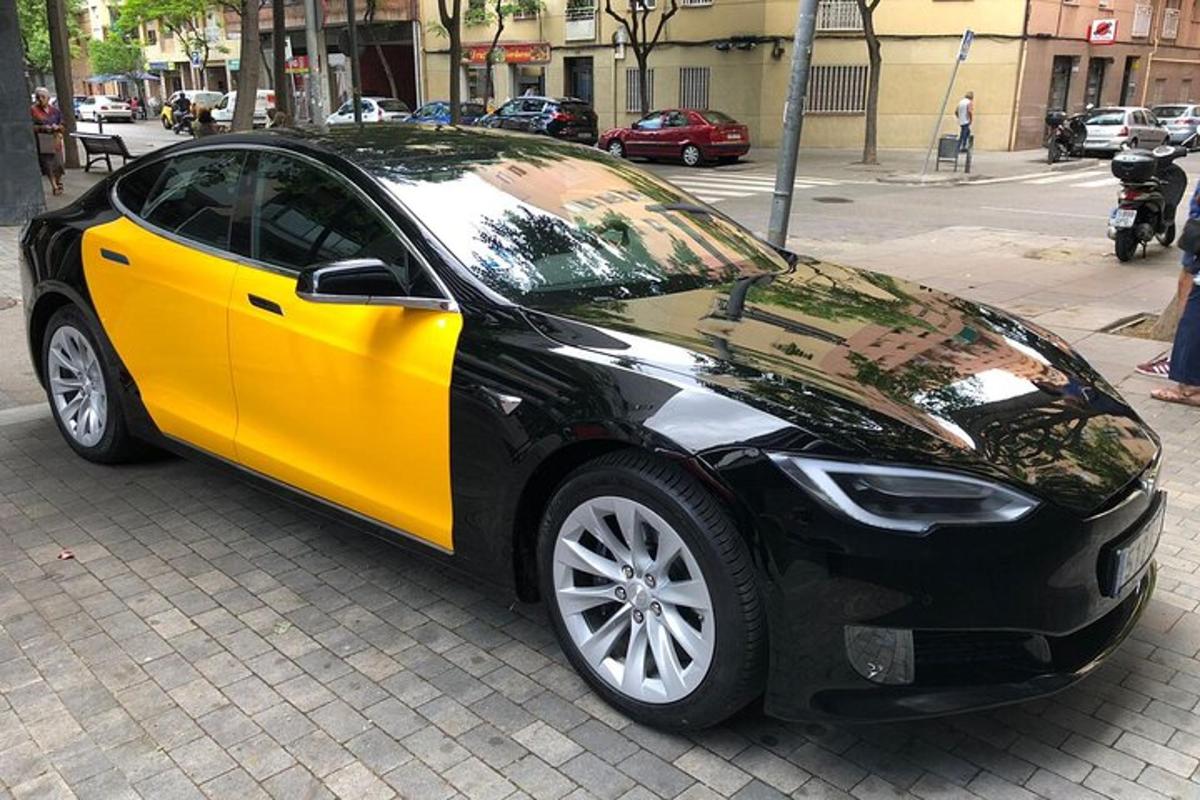 Un coche amarillo y negro estacionado en una calle