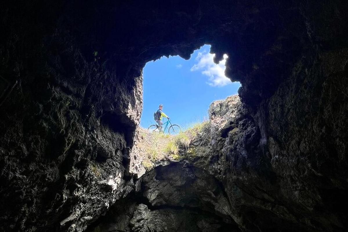 maður sem hjólar í gegnum helli