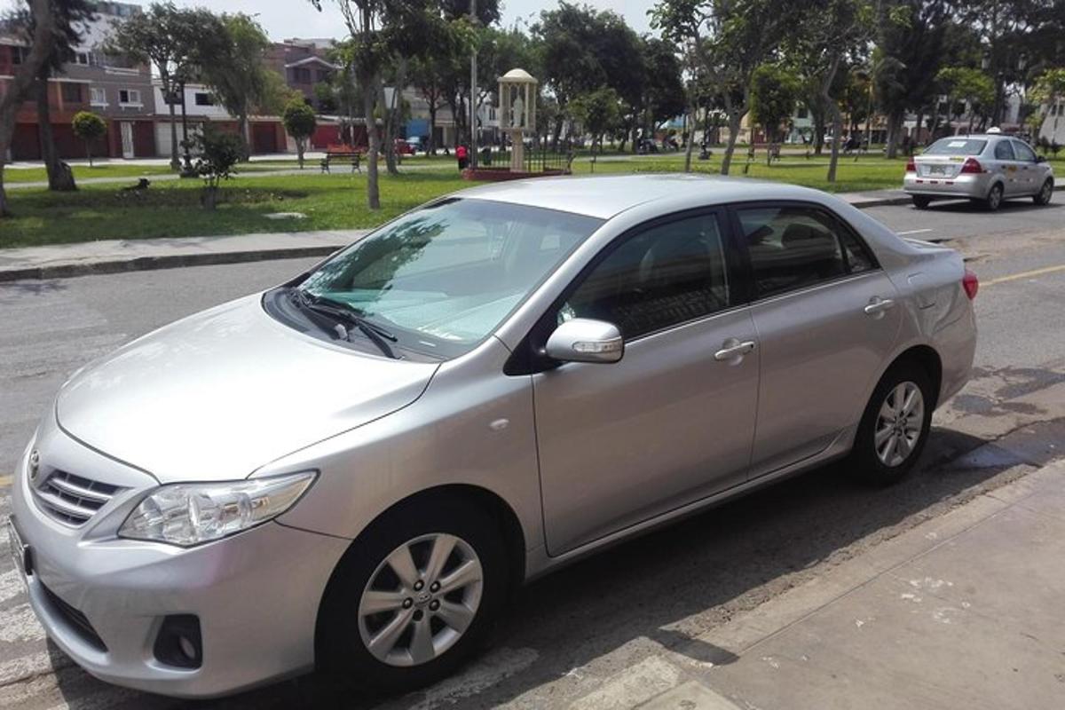 sebuah kereta berwarna perak diletakkan di tepi jalan