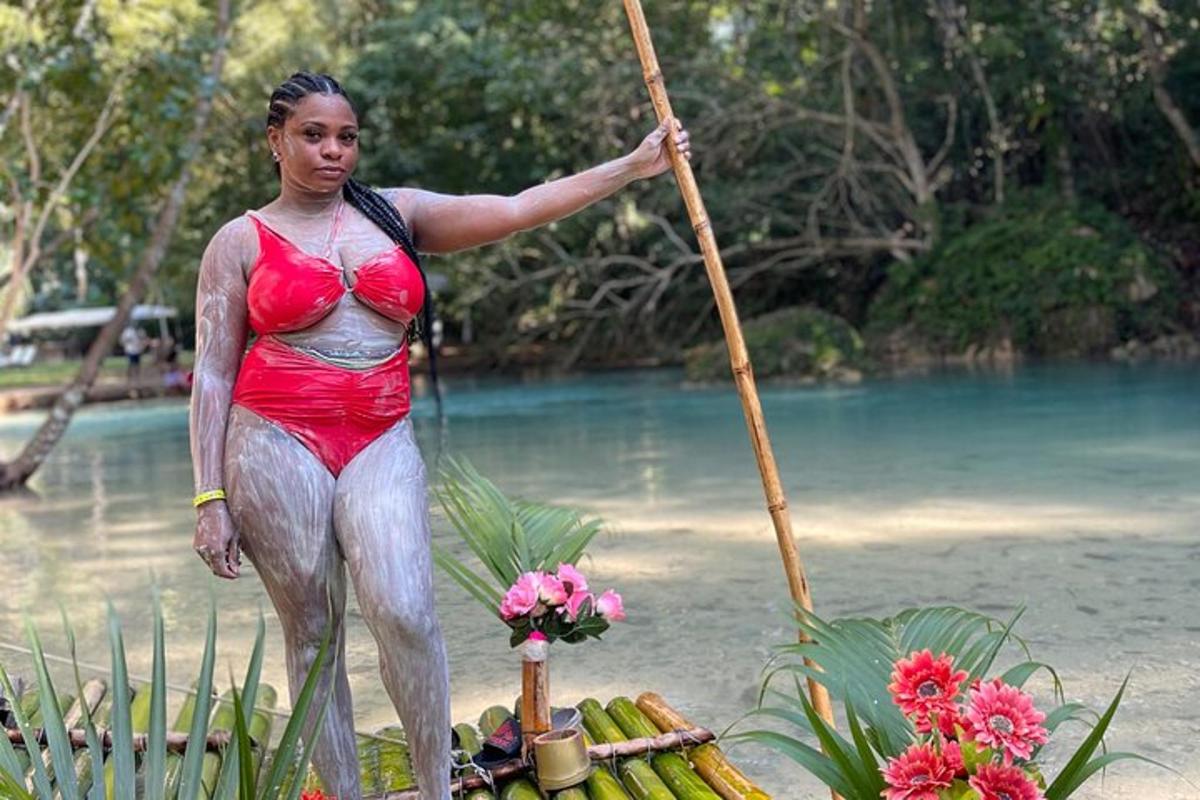 una donna in un vestito rosso che tiene in mano un bastone