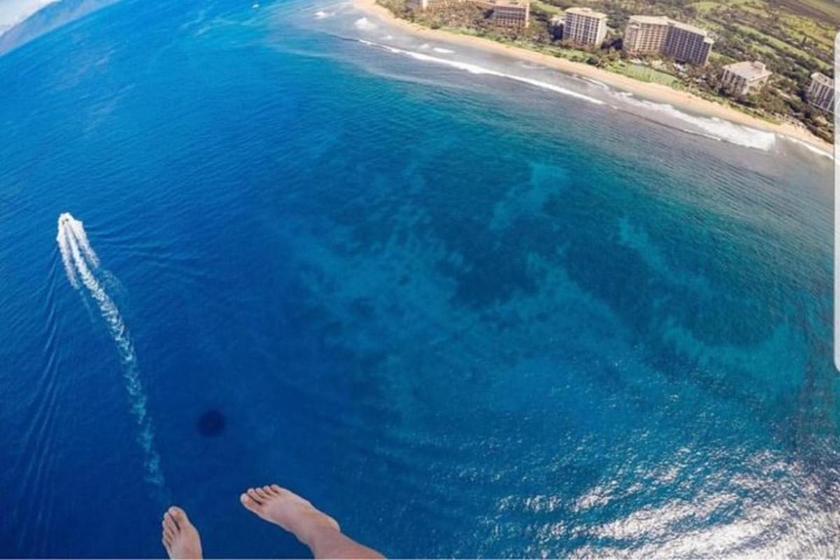 osoba letící nad oceánem s lodí