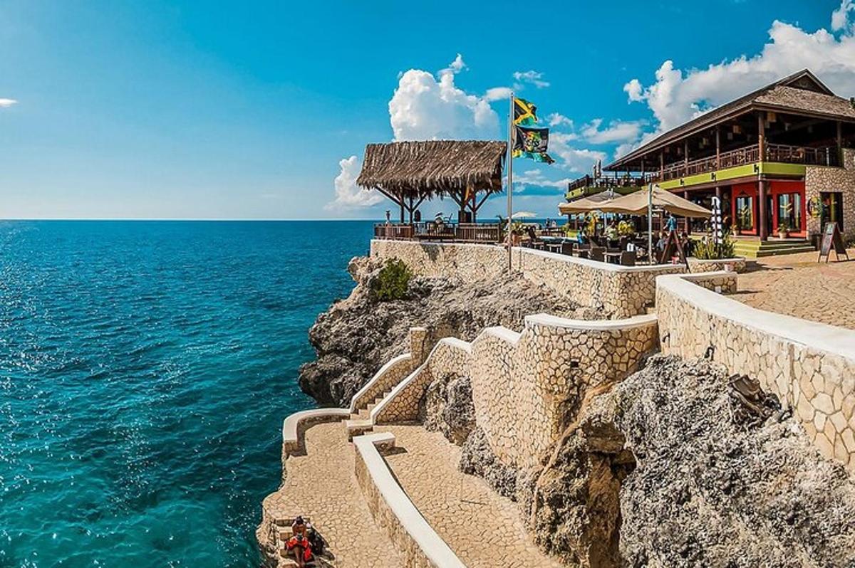 een restaurant op een klif naast de oceaan