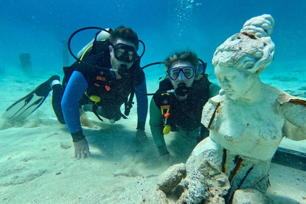 Un grupo de tres personas de pie en el océano.