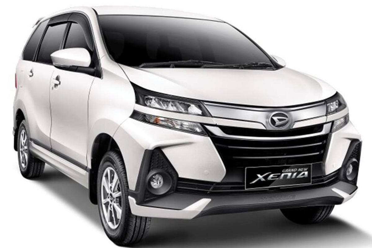 valge Toyota hübriidauto