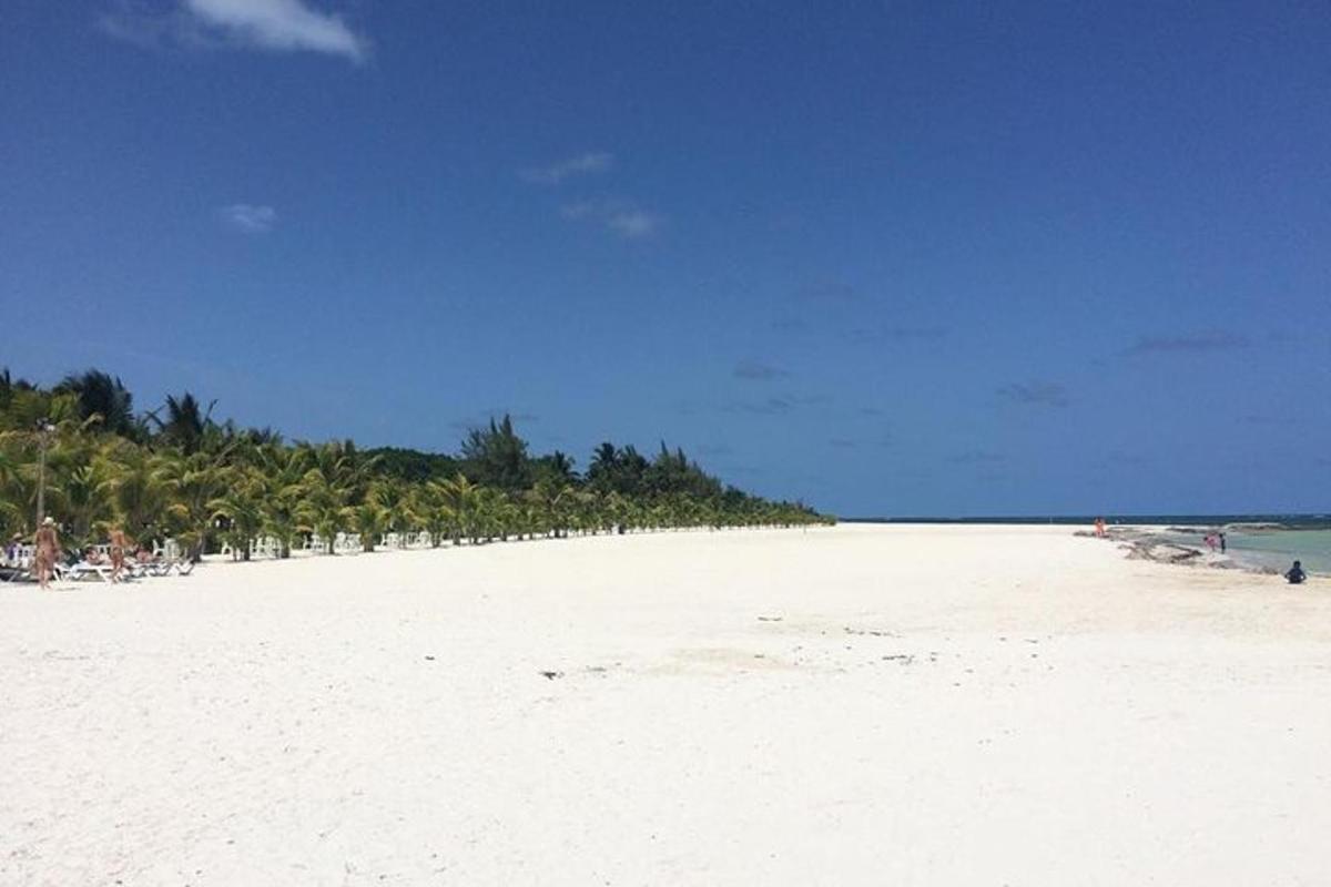 pantai dengan sekumpulan orang di atasnya