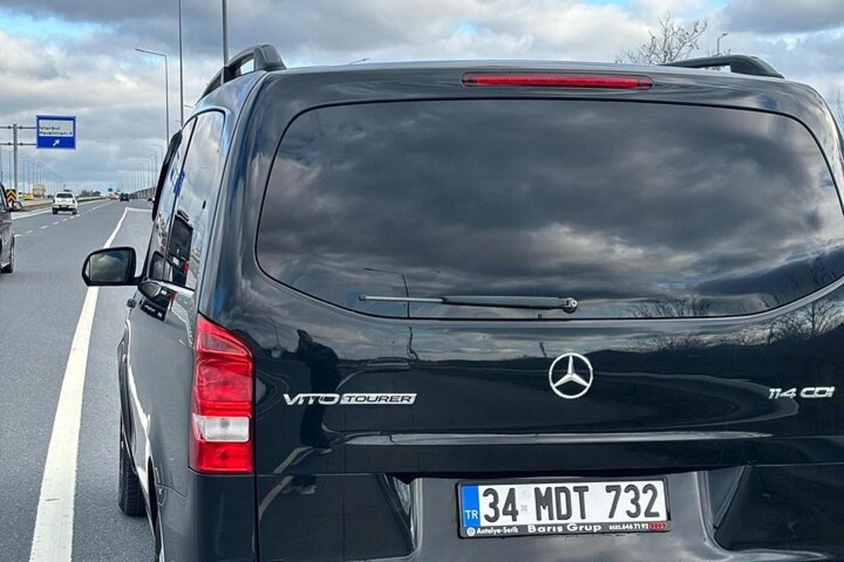 un furgone nero parcheggiato sul ciglio della strada