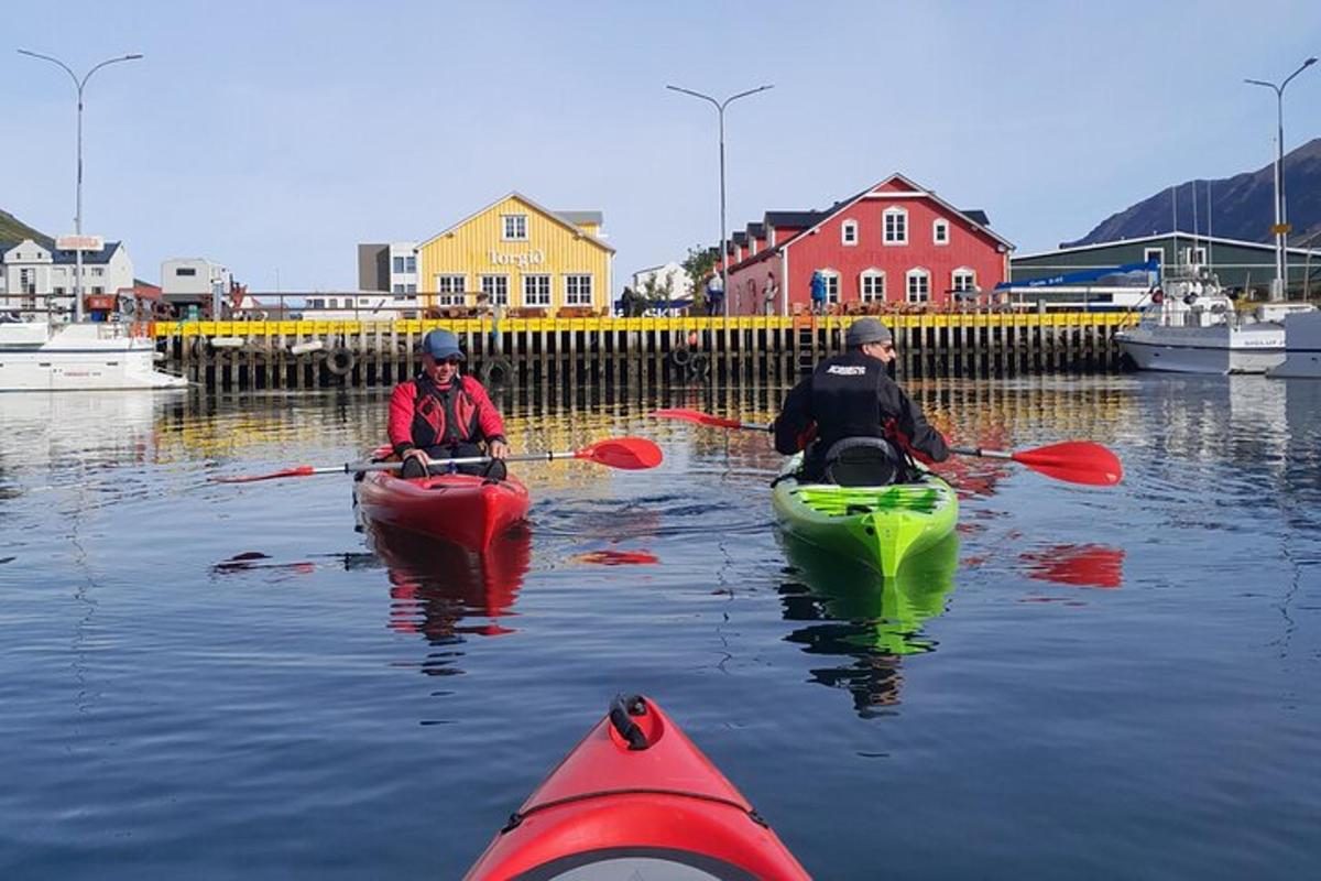 zwei Personen sind in Kajaks im Wasser