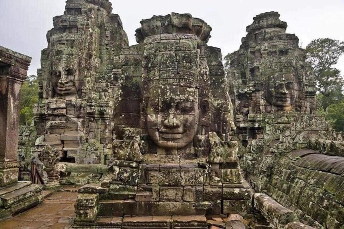 một nhóm đền đá có khuôn mặt trên đó