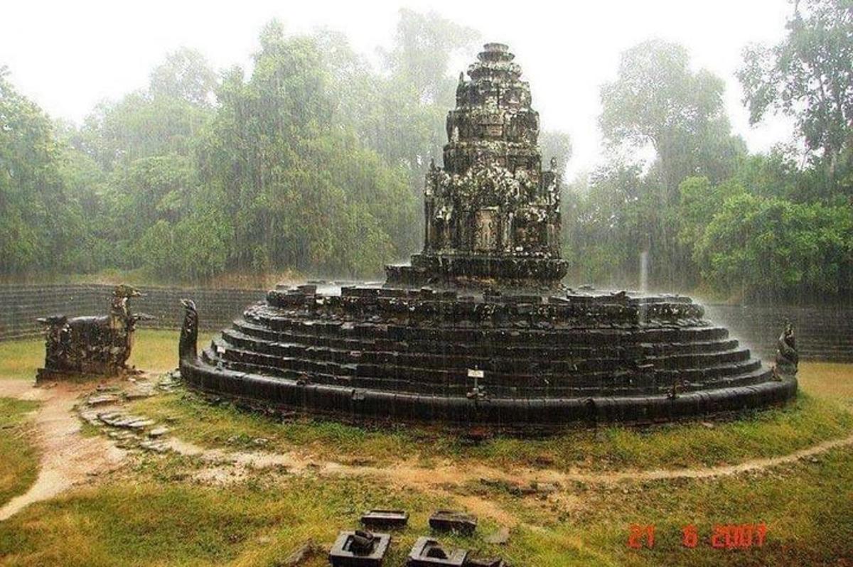 um grande monumento em um parque na chuva